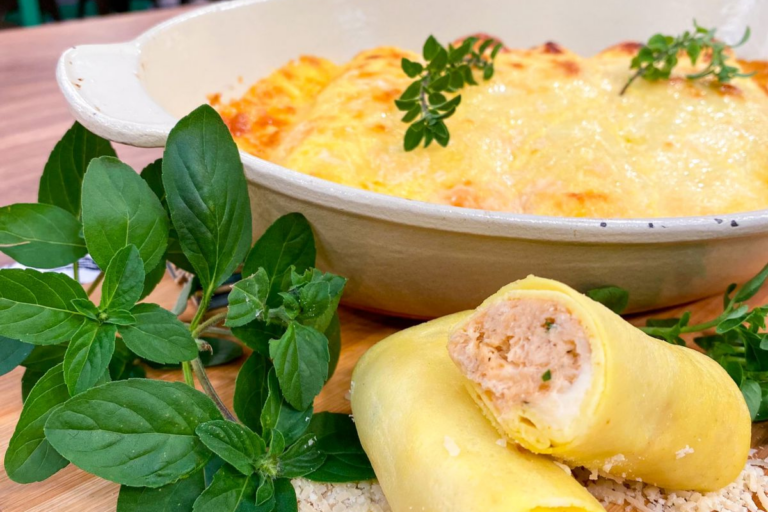 Receita de panqueca gratinada ao bechamel de milho e recheio de frango fácil