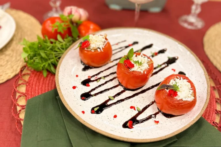 Receita de tomate recheado com cogumelos cremosos