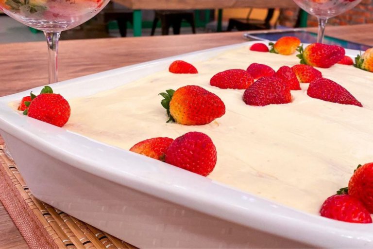 Receita deliciosa de pavê de nata com morangos