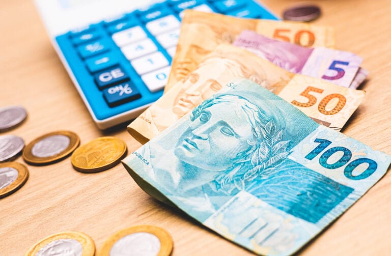 Imagem de capa representando o destaque: Operadores do mercado financeiro são alvo de operação; mais de R$ 11 bilhões foram movimentados