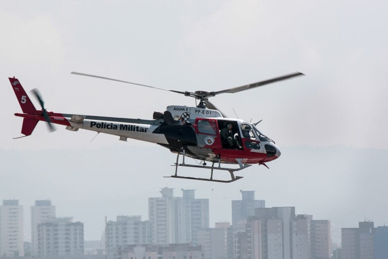 Imagem de capa representando o destaque: Helicóptero da prefeitura pode identificar pessoas a até 40 km de distância