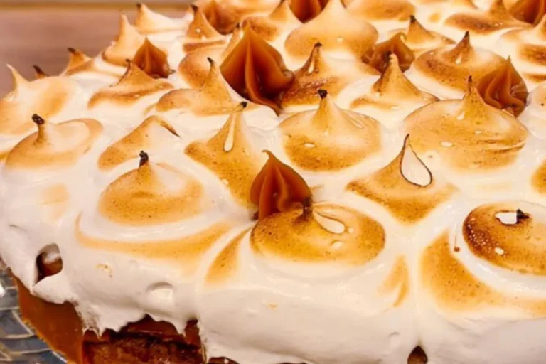 Deliciosa Torta de chocolate com doce de leite e marshmallow