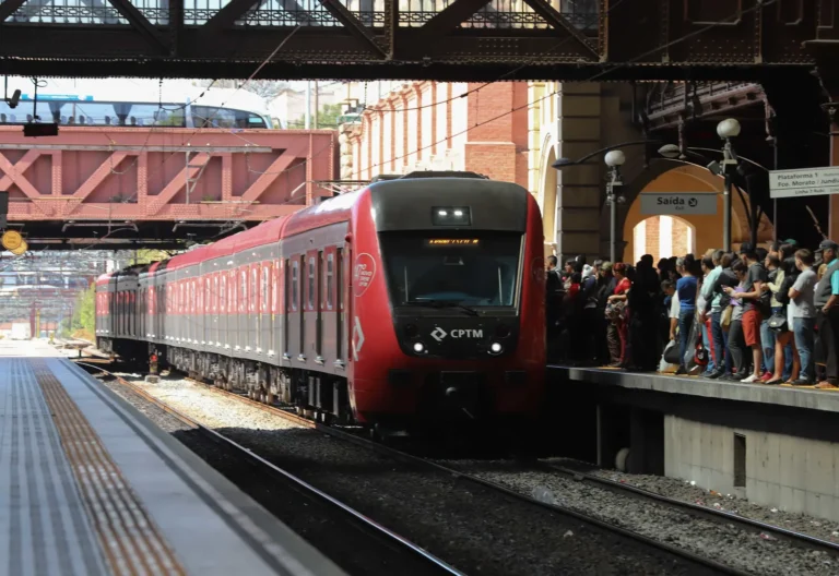 Imagem de capa representando o destaque: CPTM reassume linhas 11, 12 e 13 após dias de transtornos