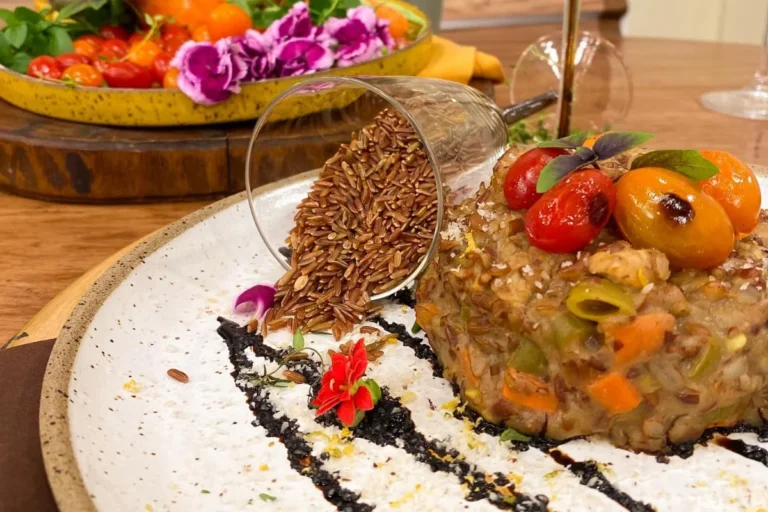 Delicioso arroz vermelho cremoso de filé suíno e legumes