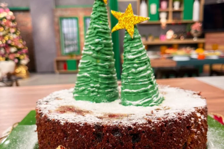 Aprenda o passo a passo de um delicioso bolo natalino