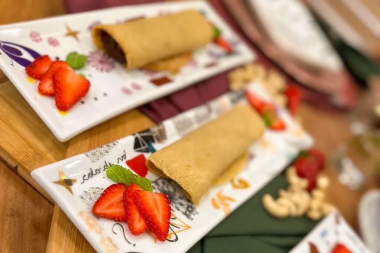 Crepe com recheio de frutas e chocolate
