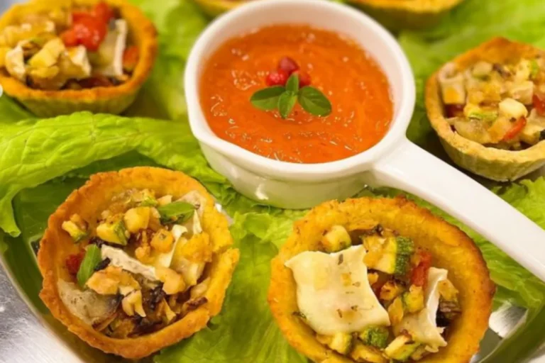 Receita de cestinhas de Natal com abobrinha, tomatinhos, brie e nozes