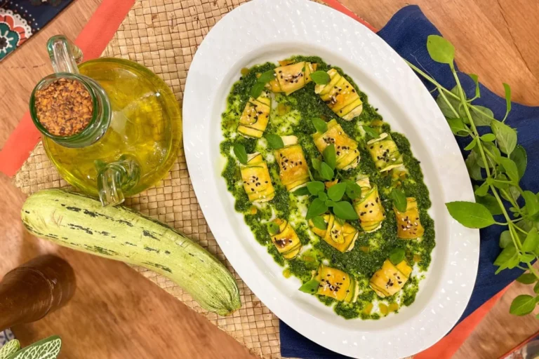 Abobrinha recheada com molho pesto