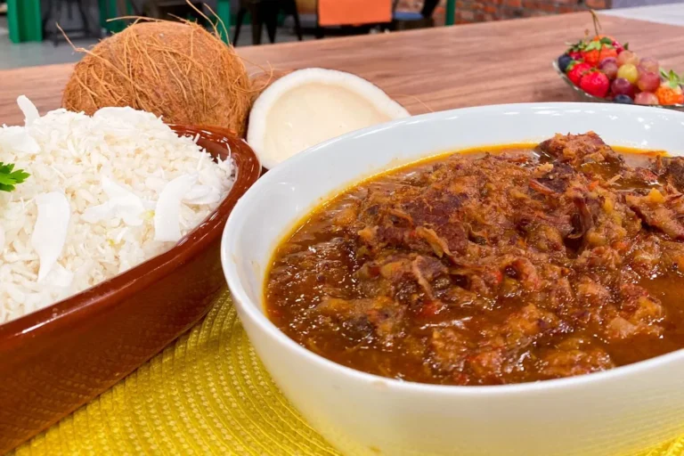 Carne assada na pressão e arroz de coco