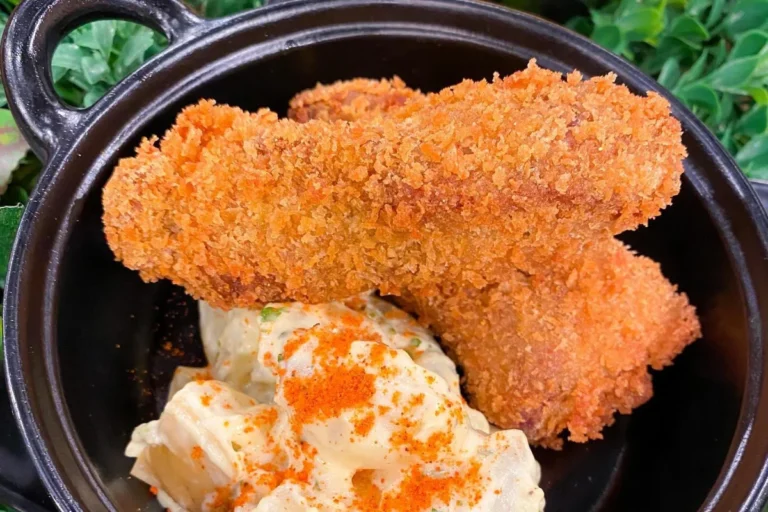 Deliciosa costelinha empanada com salada de batatas