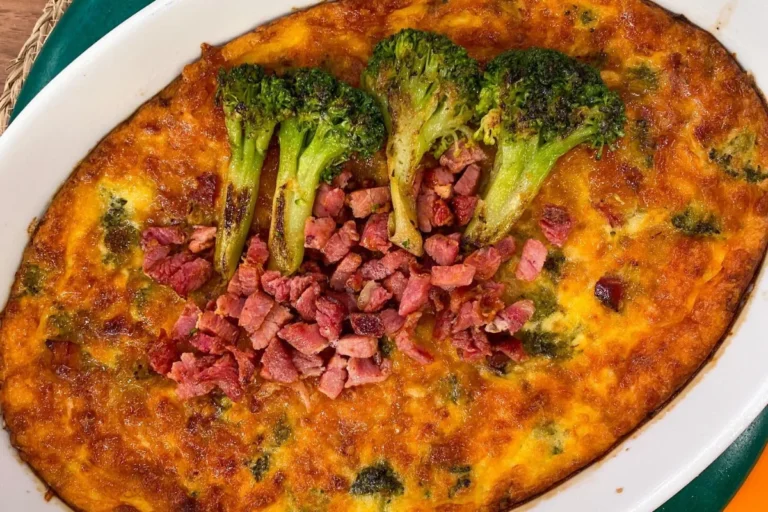 Deliciosa torta suflê de bacon com brócolis