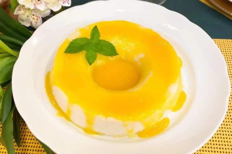 Manjar de coco vegano com calda de manga