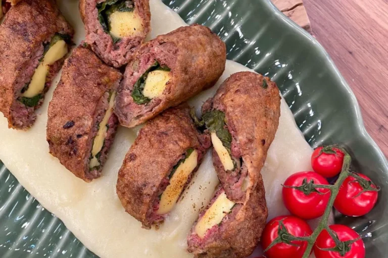 Rocambole recheado com queijos acompanhado de purê