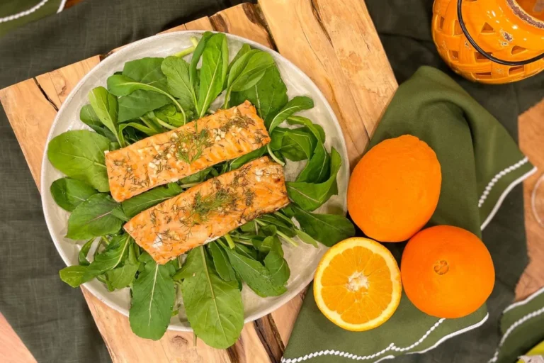 Salmão grego com salada de rúcula baby