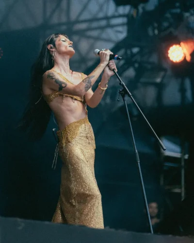 Filipe Catto em show no festival Primavera Sound, em São Paulo. 