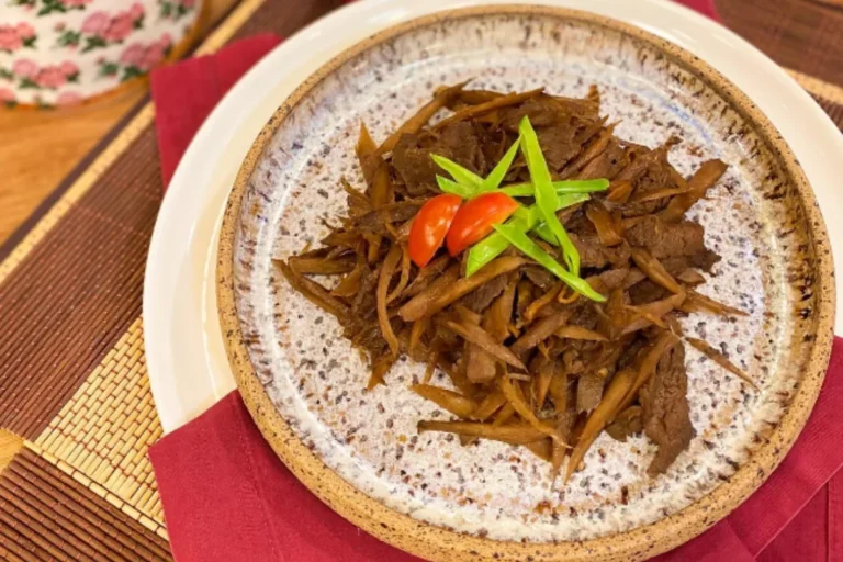 Carne salteada com raiz de bardana