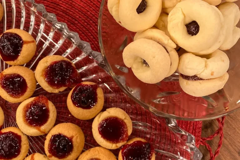 Mantecal com geleia de frutas vermelhas