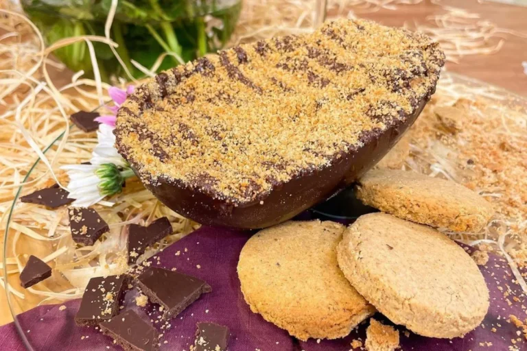 Ovo de Páscoa de cookie com chocolate