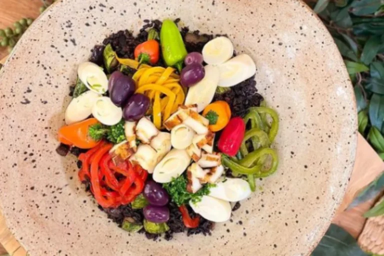 Paella de palmito com arroz negro