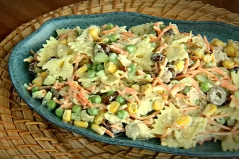 Peixe assado no abacaxi e salada de macarrão