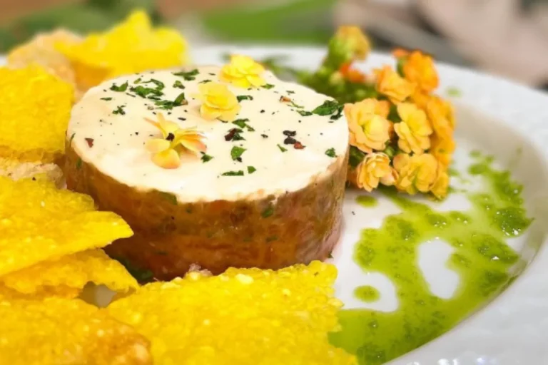 Tártar de tomate com sour cream vegano