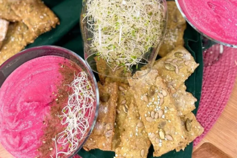 Cracker de avocado e homus de beterraba