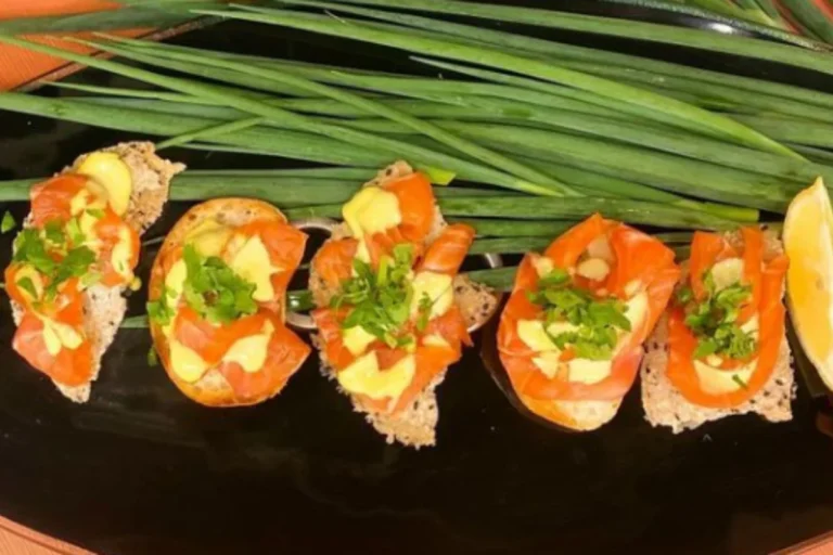 Salmão curado em especiarias e maionese de coentro