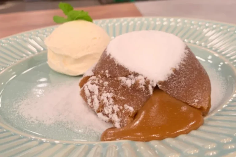 Petit gateau de café com doce de leite