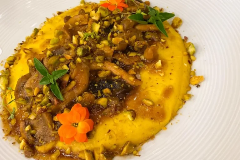 Polenta de grão-de-bico com ragu de cogumelos