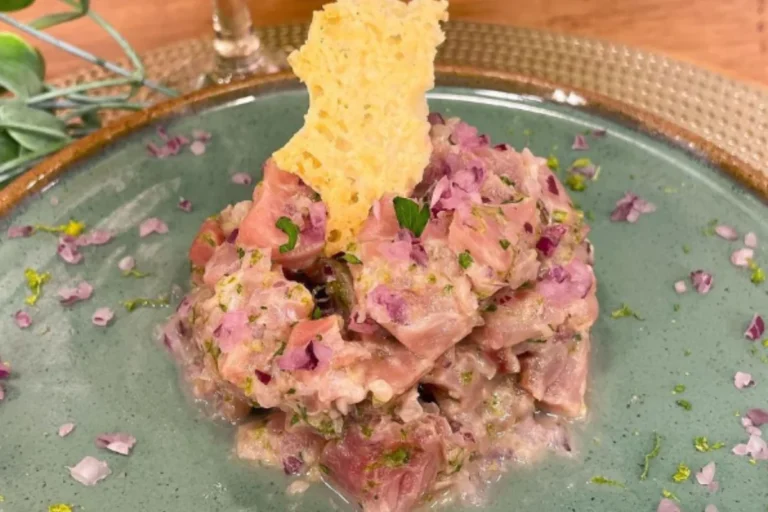 Tartar de atum com crocante de parmesão