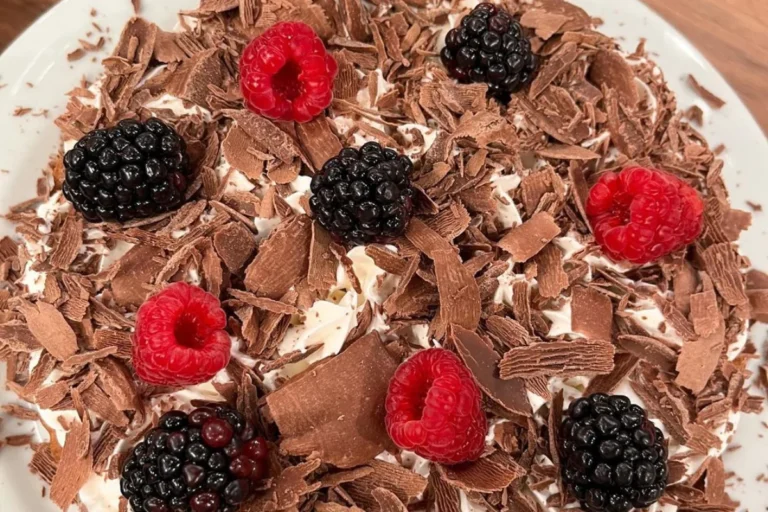 Torta suprema de chocolate com chantilly