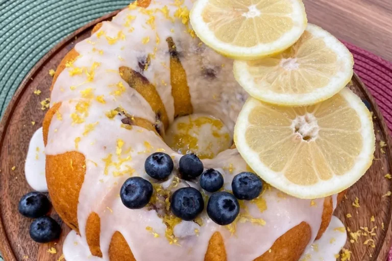 Bolo de limão siciliano com mirtilos