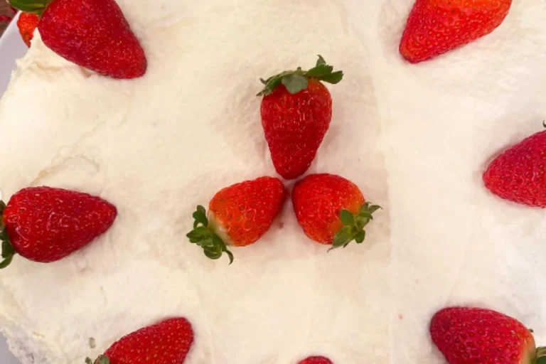 Bolo de morango com leite em pó