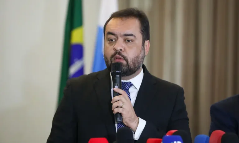 Imagem de capa representando o destaque: Escutas são encontradas no gabinete do governador do Rio
