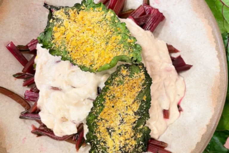 Espaguete low carb de beterraba com molho branco