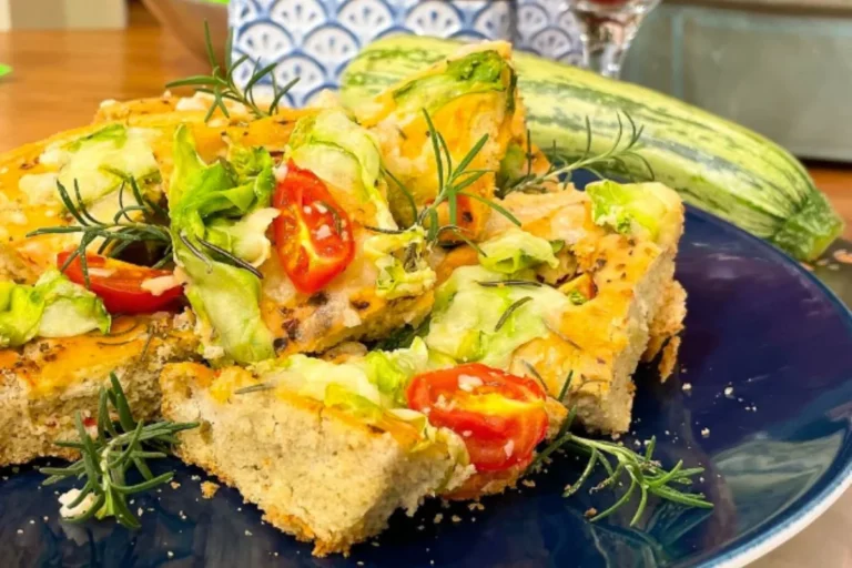 Focaccia de abobrinha, tomate e alecrim