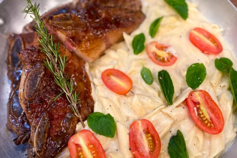 Assado de tiras com macarrão de queijo