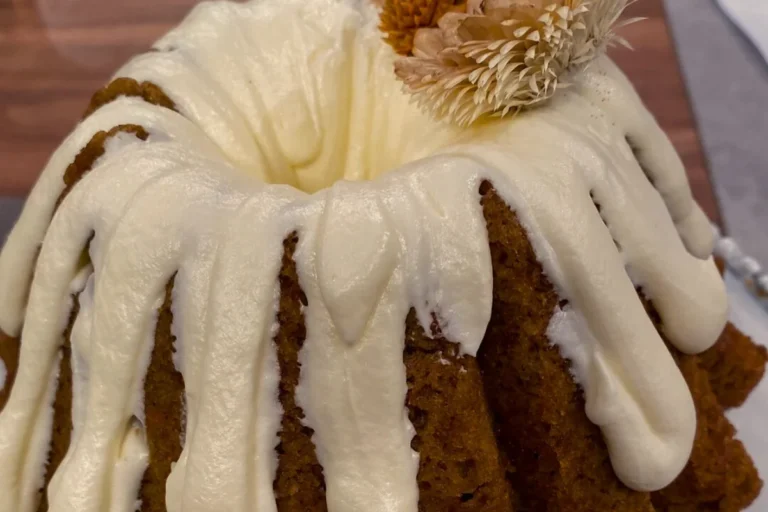 Bolo de cenoura com cobertura frosting