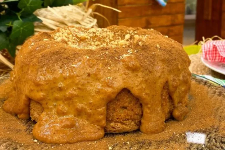 Bolo junino com calda de amendoim