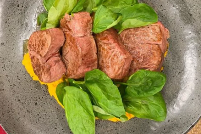 Filet mignon e purê apimentado de abóbora assada