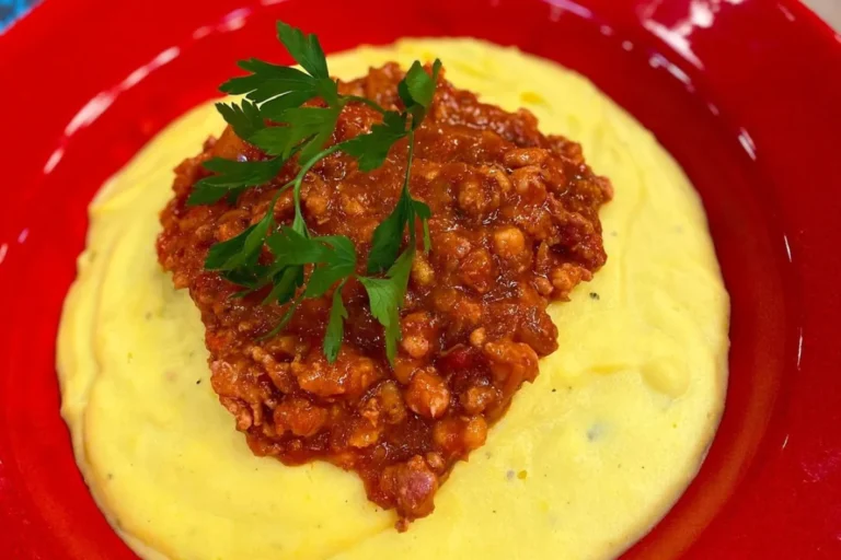Polenta de mandioquinha com ragu de linguiça