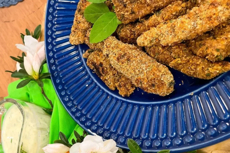 Iscas de carne empanadas com molho de mostarda