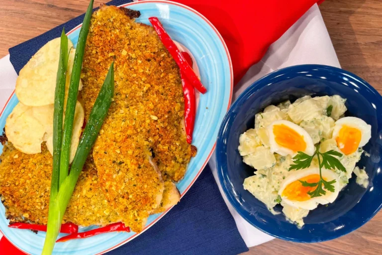 Peixe com crosta e salada de batatas