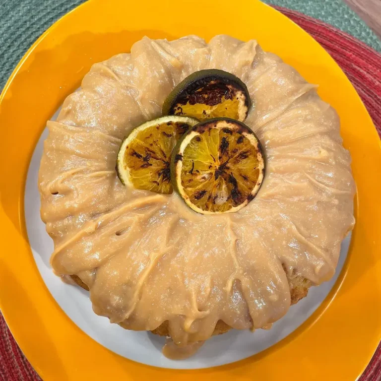 Bolo de laranja com ganache de caramelo e queijo