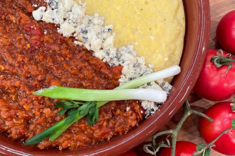 Polenta aos 3 queijos com ragú de calabresa