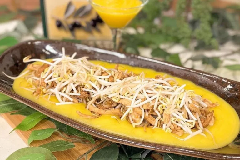 Ragu de frango com purê de mandioquinha