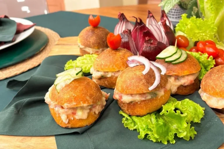 Sanduíche vegetariano no pãozinho de mandioca