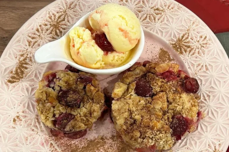 Crumble de maçã com uva e sorvete