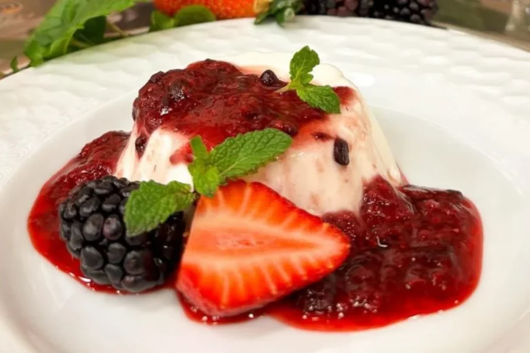 Flan de iogurte com coco fit e geleia de frutas vermelhas