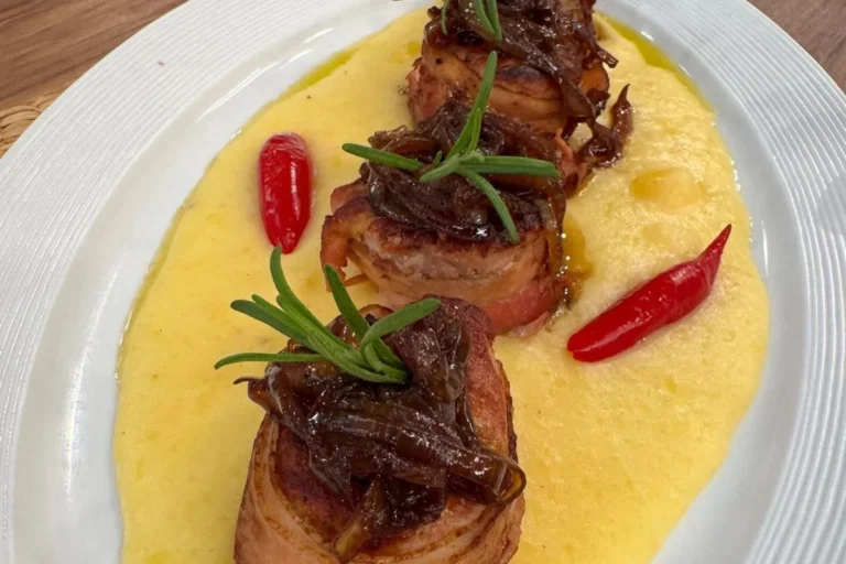 Medalhão ao molho de vinho e purê de mandioca